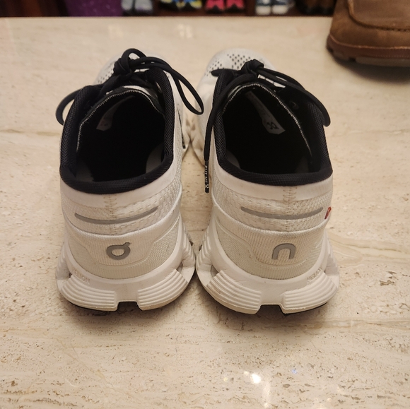 Womens on cloud size 9 - Picture 3 of 5